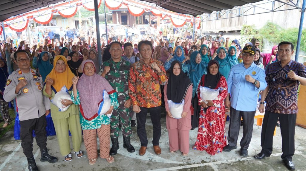 a3-3-1024x574 266 KK Terdampak Banjir, Pj Bupati OKI Salurkan Bantuan 1.3 Ton Beras di Tanjung Lubuk