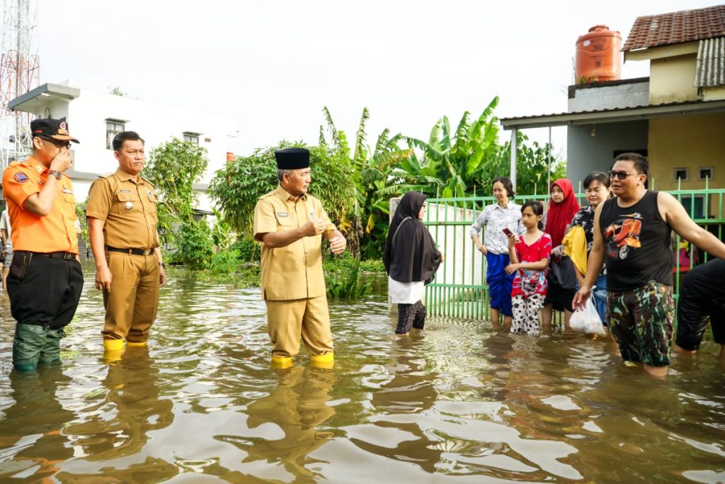 a6-1-1024x683 Usai Ngantor, Apriyadi Keliling Sekayu Sambangi Warga Terkena Banjir Hingga Selutut