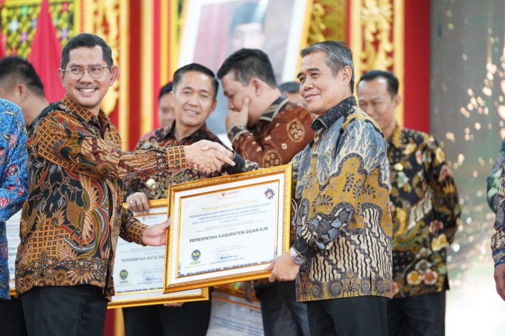 ombudsman-ri-berikan-predikat-zona-hijau-kepada-pemkab-ogan-ilir-atas-kepatuhan-penyelenggaraan-pelayanan-publik-1024x683 Kepatuhan Pelayanan Publik,  Ogan Ilir Raih Predikat Zona Hijau