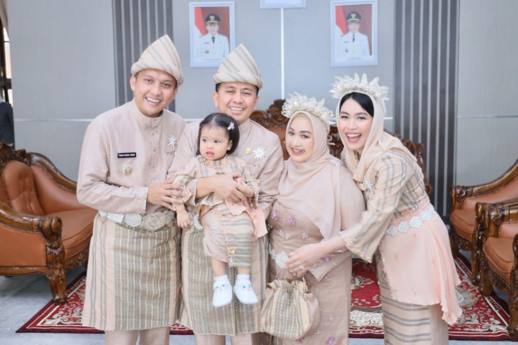 pesona-kain-gebeng-dan-aksesoris-perak-dalam-perayaan-hut-2-dekade-ogan-ilir-tahun-2024-1024x683 Kain Gebeng dan Aksesoris Perak Mempesona