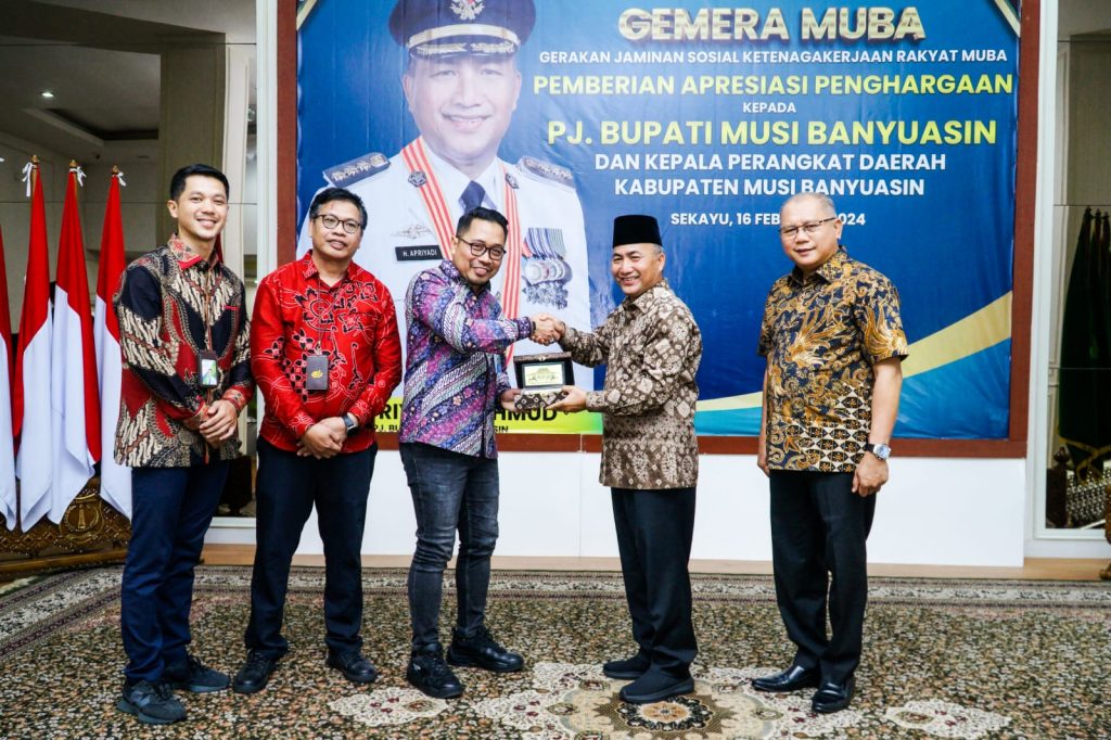A2-3-1024x682 Komitmen Beri Perlindungan Kepada Para Pencari Nafkah di Muba, Pj Bupati Apriyadi Diganjar Penghargaan