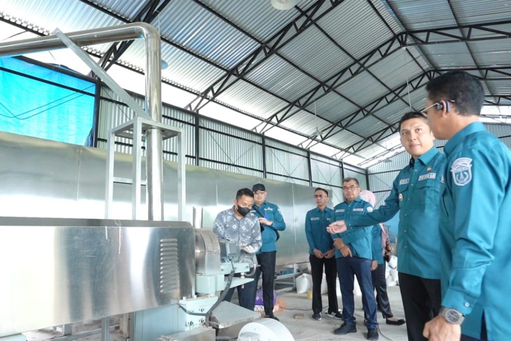 A7-1024x683 Bupati Panca Wijaya Akbar, SH Dukung Pengembangan Pabrik Pakan Ikan