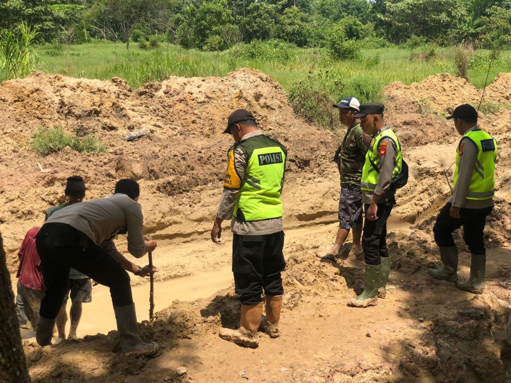 IMG-20240201-WA0099-1024x768 Polsek Cengal Gotong Royong Perbaiki Jalan Rusak