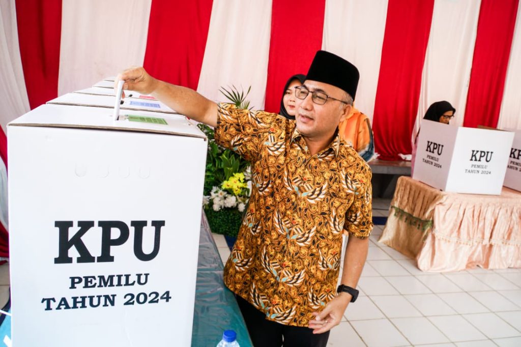 IMG-20240214-WA0035-1024x682 Pj. Bupati Apriyadi Coblos di TPS 003 Soak Baru, Turut Antri Bersama Warga