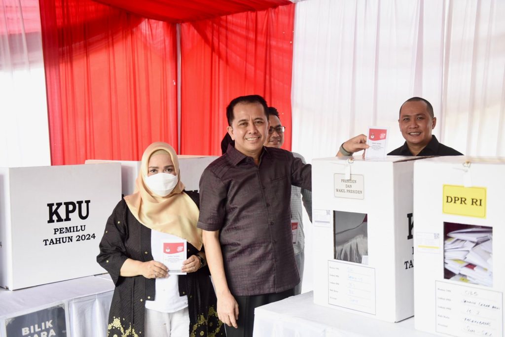 IMG-20240214-WA0144-1024x684 Pj Gubernur Agus Fatoni Didampingi Pj TP PKK Gunakan Hak Suara di TPS 35 Palembang