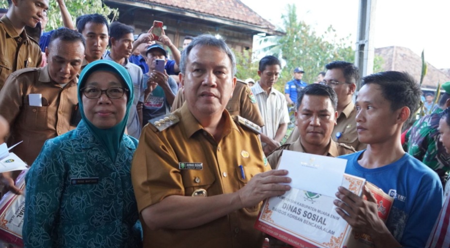 Screenshot_20240220_221712_Chrome Pj Bupati Serakan Bantuan Korban Kebakaran di Desa Bulang Kecamatan Belimbing