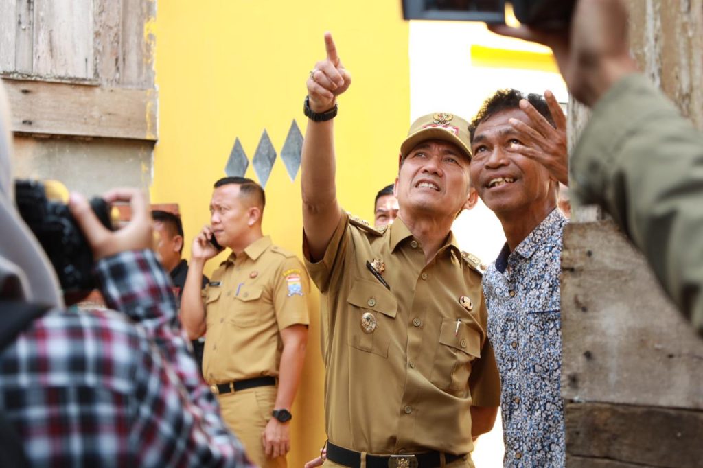 a7-2-1024x682 Ratu Dewa Datangi Rumah Warga yang Ambruk Diterpa Angin Kencang