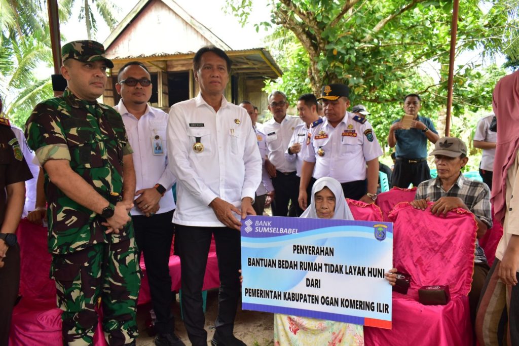 a8-1-1024x683 Pemkab OKI Bedah Puluhan Rumah dan Bantu Sanitasi Layak