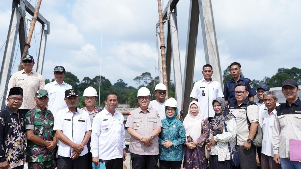 c3-1024x576 Di Desa Ujan Mas Ulu, Pj Bupati Muara Enim Tinjau Pembangunan Jembatan