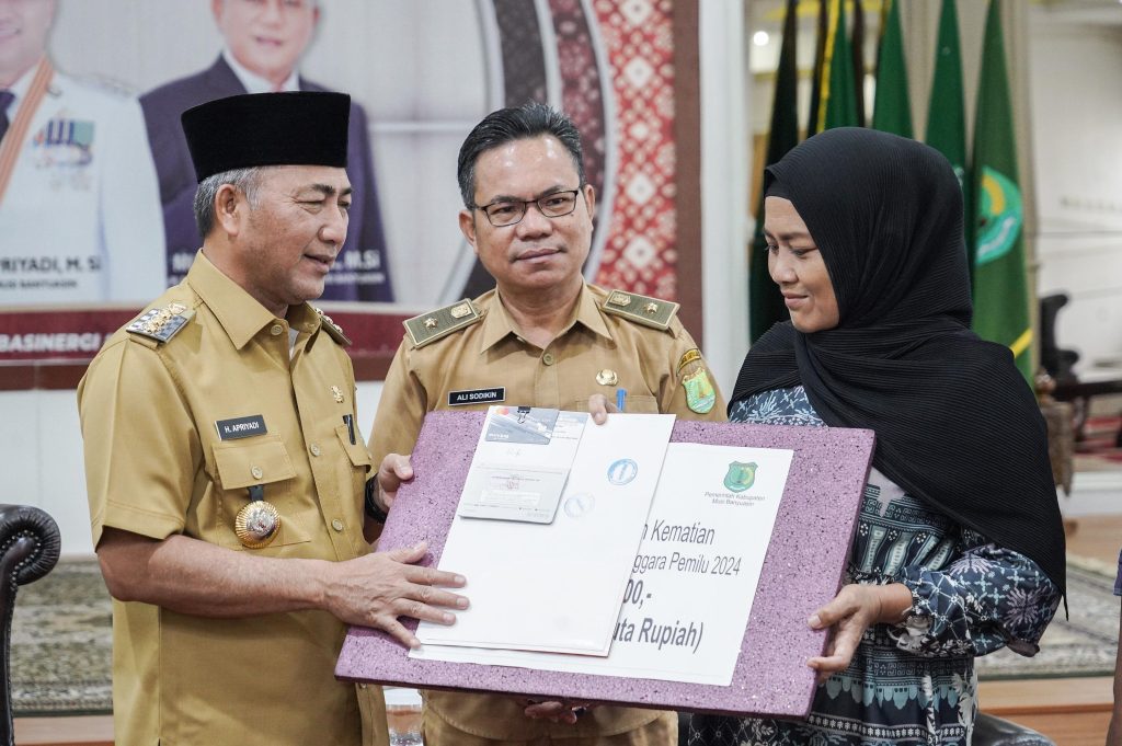 IMG-20240304-WA0031-1024x681 Pj Bupati H Apriyadi Mahmud Serahkan Santunan Kepada Ahli Waris KPPS Desa Bailangu