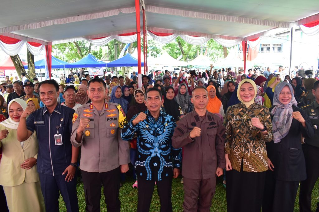 IMG-20240307-WA0104-1024x683 Jelang Ramadhan, Pemkab OKI Bersama Kejari Gelar Operasi Pasar Murah