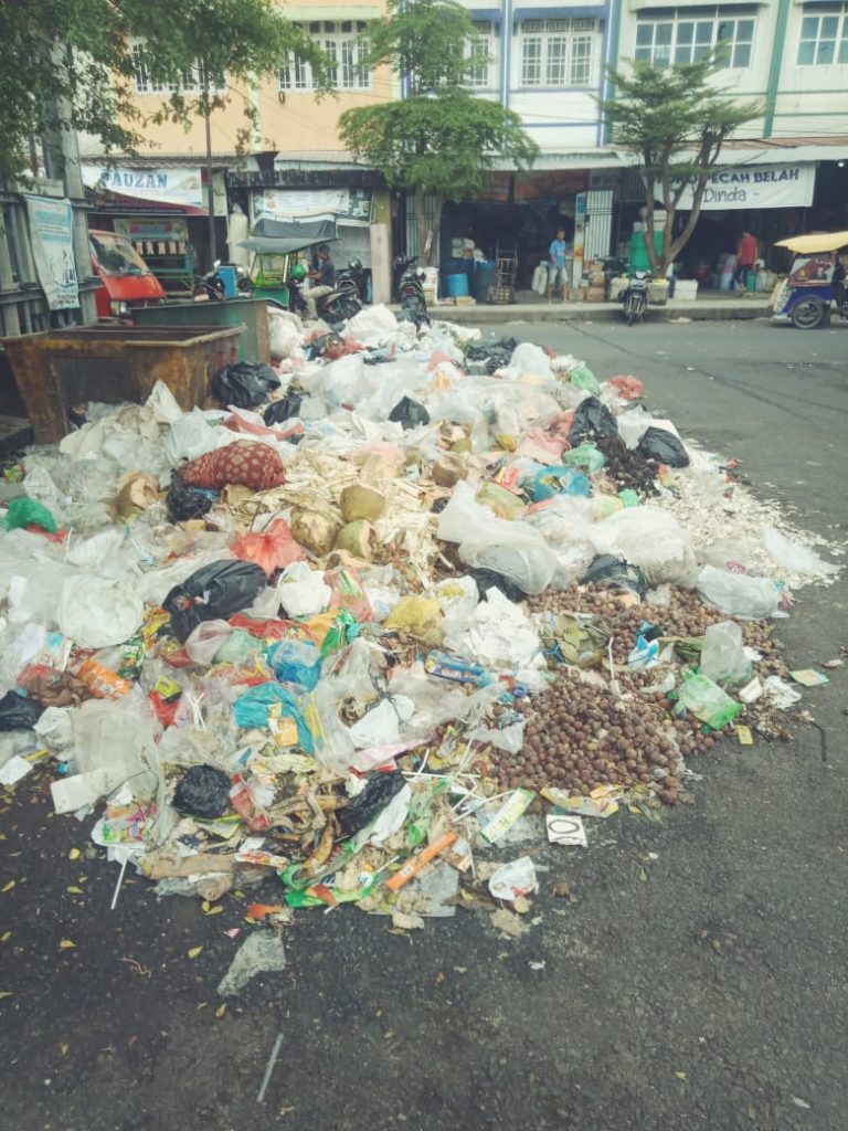IMG-20240314-WA0029-768x1024 Warga Resah, Sampah Menggunung di Pasar Baru OKU