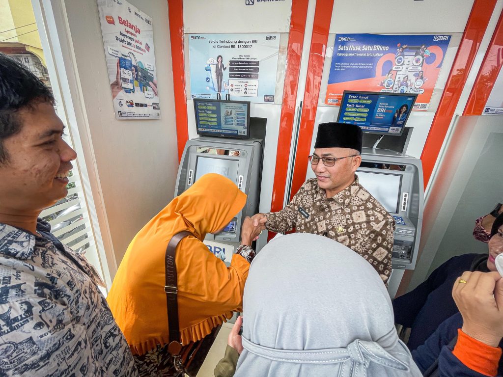 IMG-20240314-WA0066-1024x768 Bantu Umak Dicairkan, Pj Bupati Apriyadi Buat Emak-emak Sumringah Saat Bulan Puasa