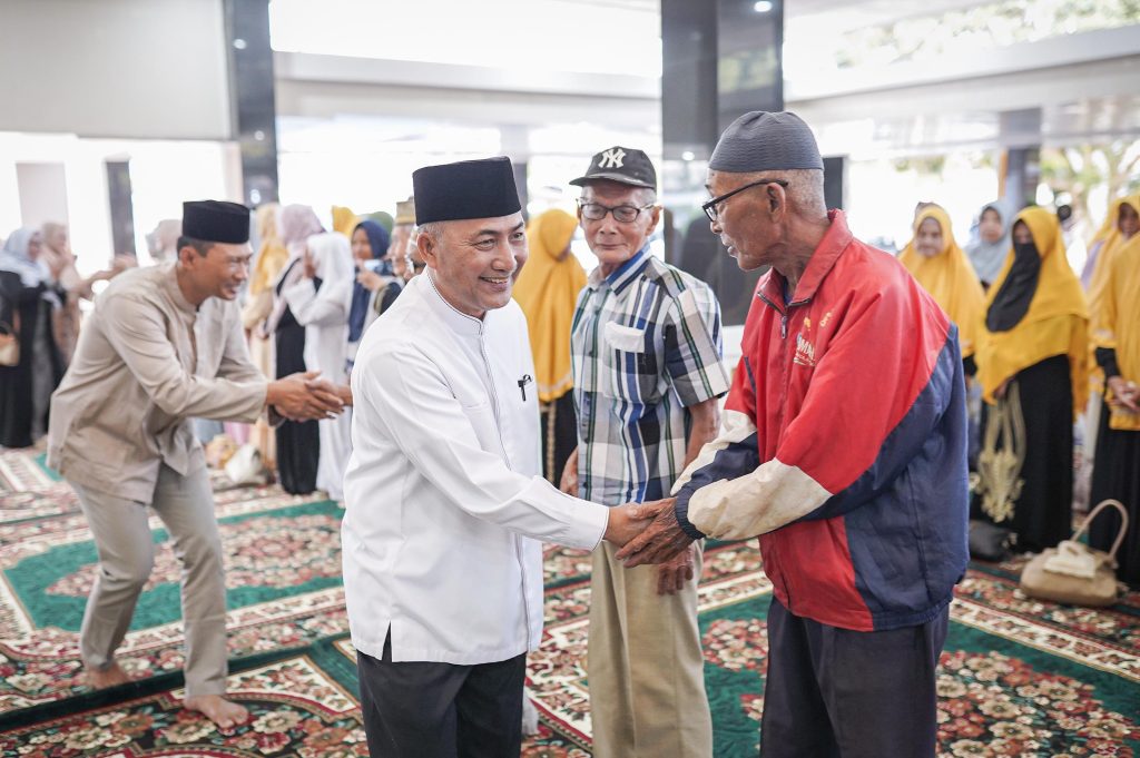 IMG-20240314-WA0201-1024x681 Safari Ramadhan, Pj Bupati Apriyadi Borong Jajanan Gratis untuk Warga Sekayu