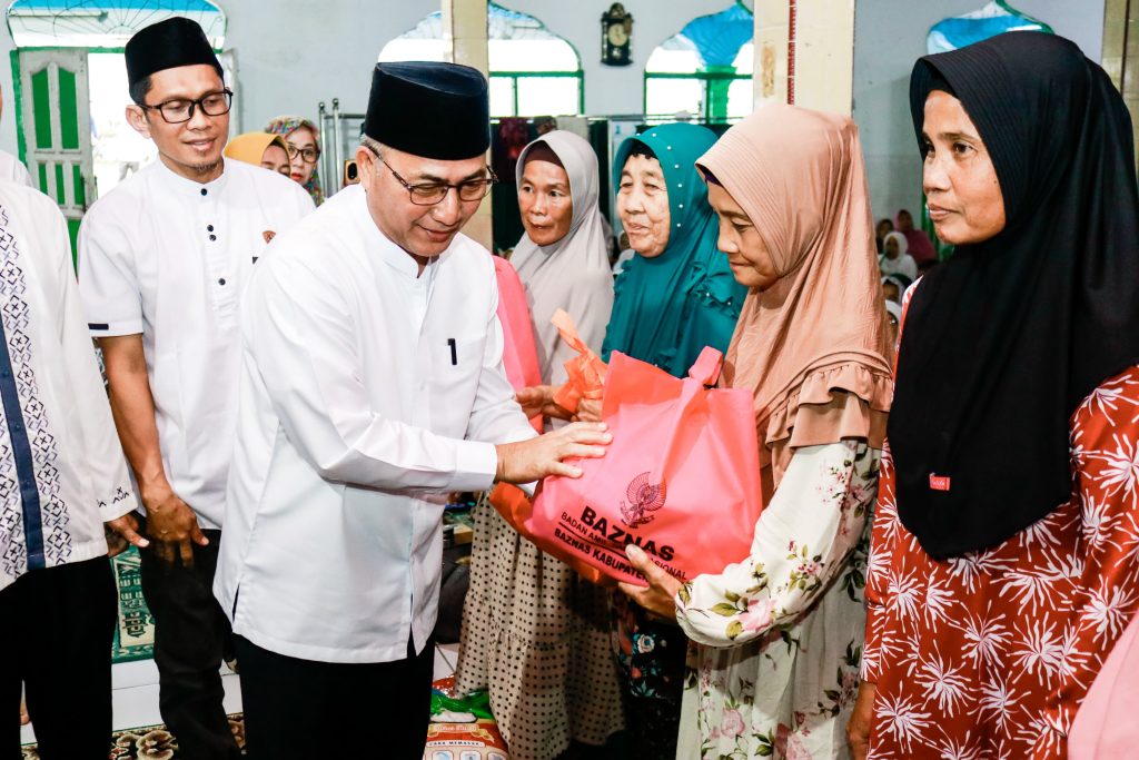 IMG-20240320-WA0102-1024x683 Safari Ramadhan ke Desa Lais, Pj Bupati Apriyadi Boyong Sembako untuk Kaum Dhuafa