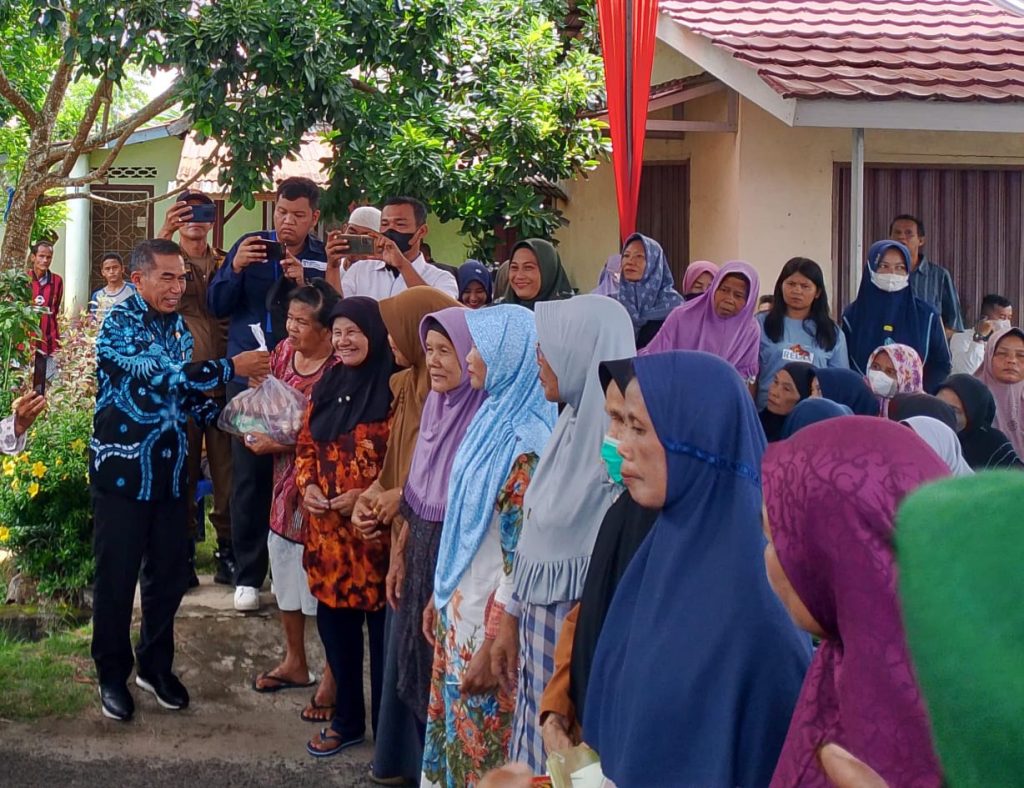 IMG-20240328-WA0097-1024x788 Selain Pasar Murah, Pemkab OKI Distribusi Ratusan Paket Beras untuk Masyarakat Miskin Ekstrim