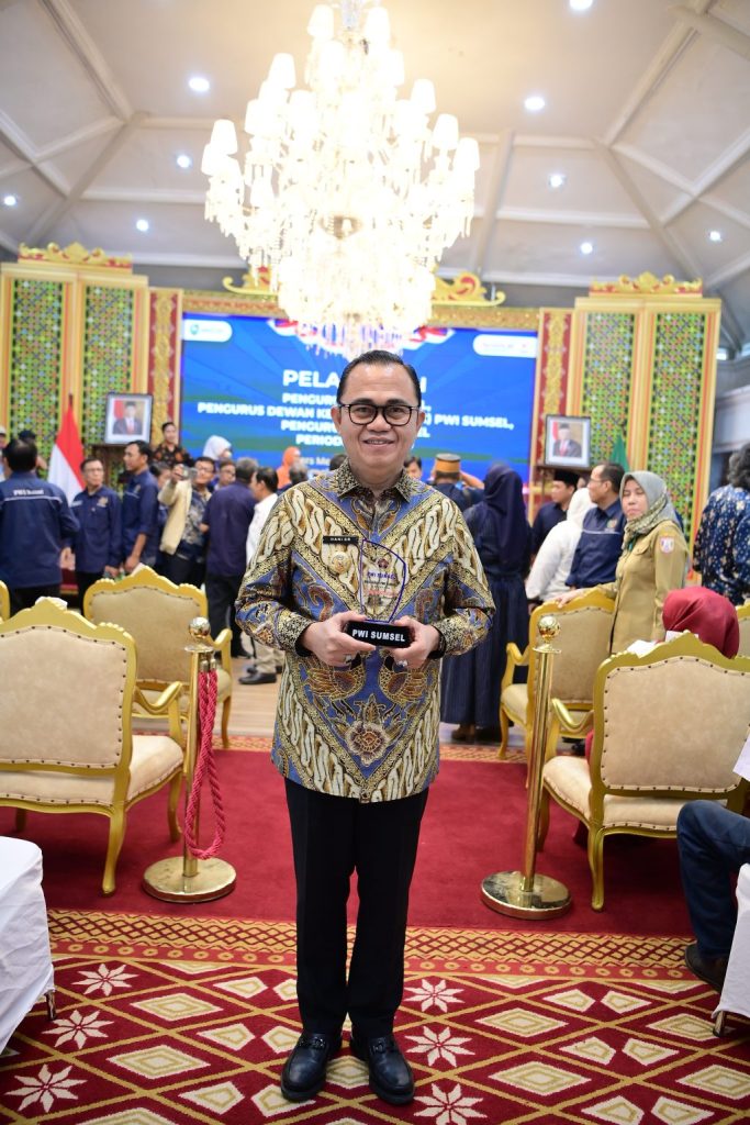 SAVE_20240325_202546-1024x1536-1-683x1024 Pj. Bupati Banyuasin Terima Penghargaan Kategori Birokrat Peduli Pers