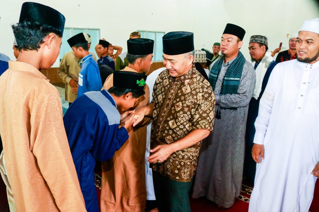 a4-9-1024x683 Bareng Istri, Pj Bupati Apriyadi Beri Sembako dan THR untuk Santri Santriwati Ponpes Al Fath