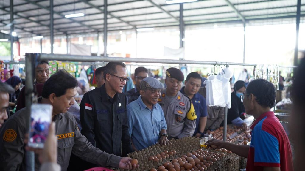 c1-1024x576 H-1 Bulan Suci Ramadhan 1445 H, Plt Asisten III Monitoring Harga Bahan Pokok di Pasar Inpres