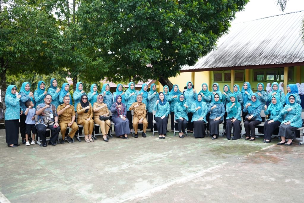 pemkab-ogan-ilir-ikuti-gerakan-tanam-cabai-peringati-hkg-pkk-ke-52-tahun-dan-launching-gerakan-sumsel-mandiri-pangan-go-to-school-secara-virtual-1024x683 Gerakan Tanam Cabai Peringati HKG-PKK ke-52 Tahun