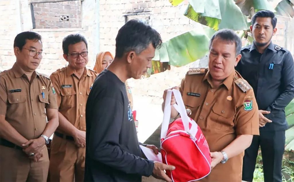 A4-4-1024x635 Santuni Korban Kebakaran, Pj. Bupati Ingatkan Warga Selalu Cek Kondisi Rumah