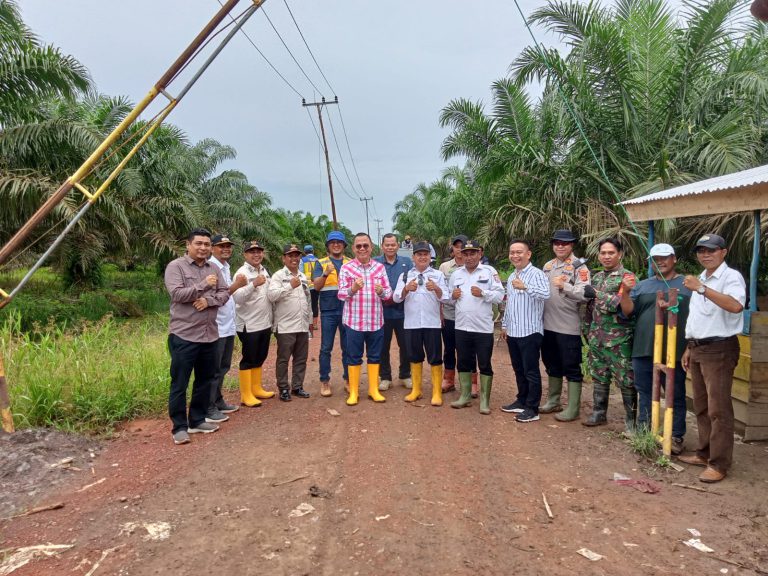 B5-1 Pj. Bupati Tinjau Langsung, Pastikan Kondisi Jalan Poros Kecamatan Air Salek