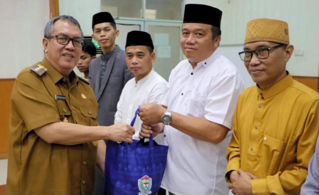 FB_IMG_1712115700713-1024x627 Salurkan 1000 Paket Sembako, Pj. Bupati Muara Enim Imbau Giatkan Ibadah