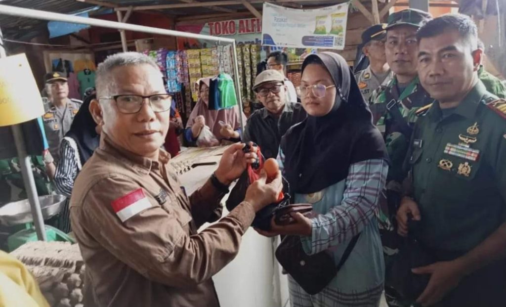FB_IMG_1712560069970-1024x621 H-2 Lebaran, Pemkab. Muara Enim Gelar Operasi Pasar Murah