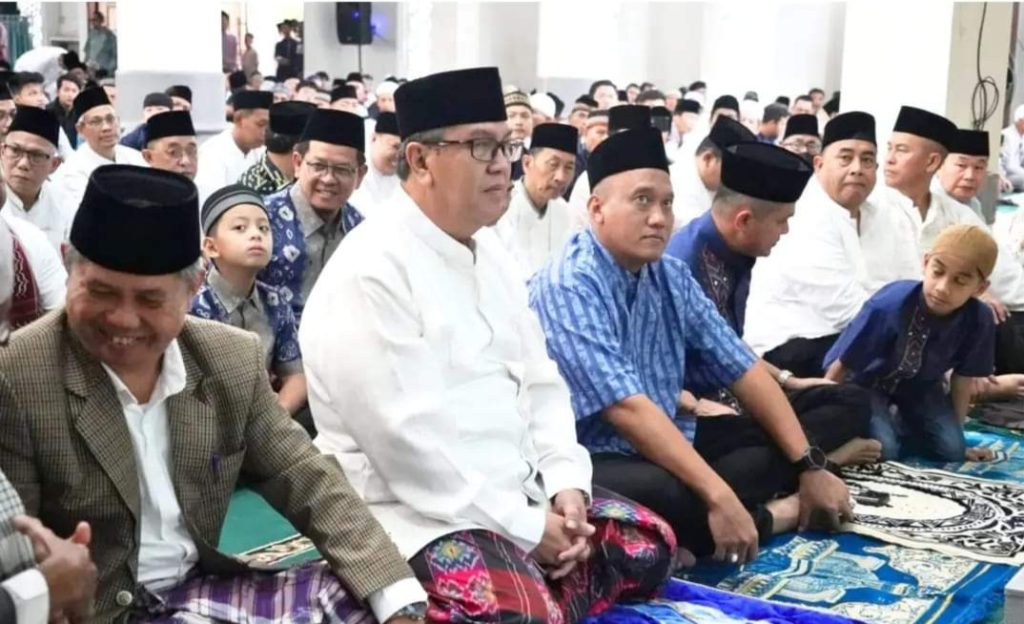 FB_IMG_1712786986777-1024x624 Pj. Bupati Gelar Salat Idul Fitri 1445 Hijriah di Masjid Agung