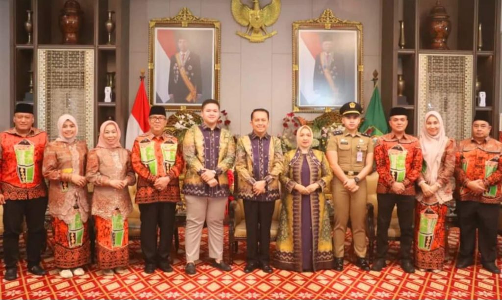 FB_IMG_1712868107902-1024x612 Pakai Batik Motif Ambung & Khaman, Pj. Bupati Bersama Jajaran Silaturahmi ke Griya Agung
