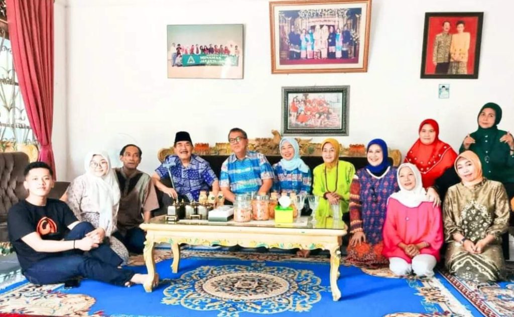 FB_IMG_1713127071231-1024x632 Sambung Silaturahmi, Pj. Bupati Lebaran ke Kediaman H. Nangali Solihin