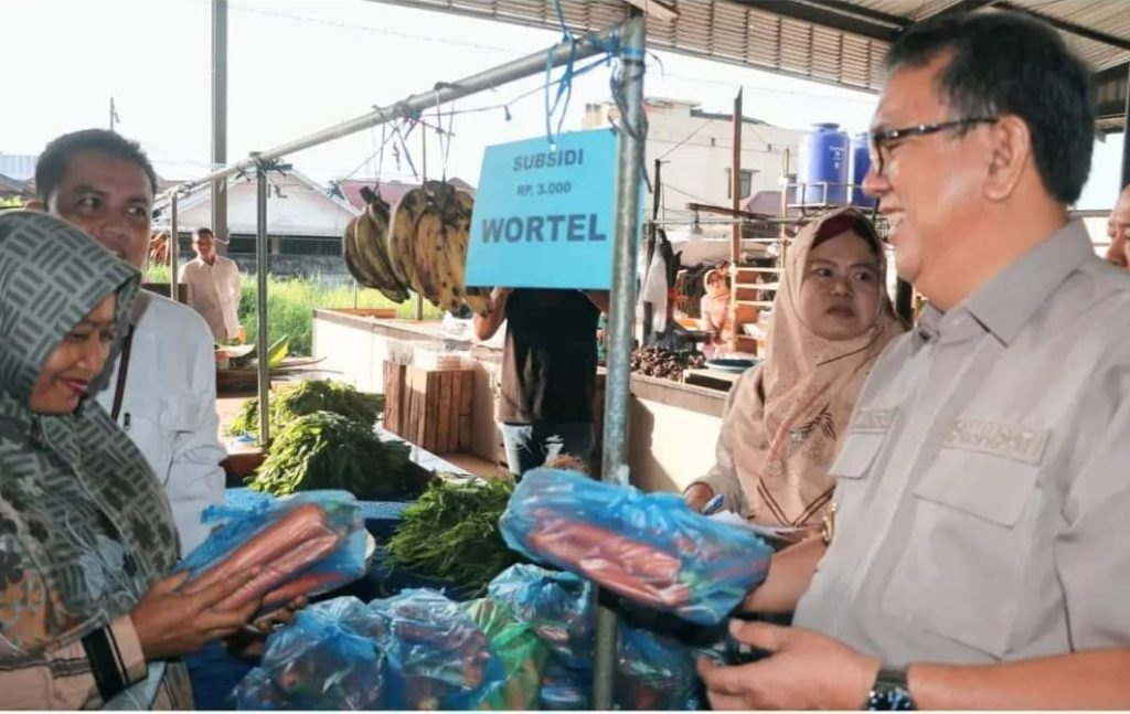 FB_IMG_1713930219700-1024x647 Masyarakat Kecamatan Muara Enim Antusias Serbu Gerakan Pangan Murah di Desa Saka Jaya