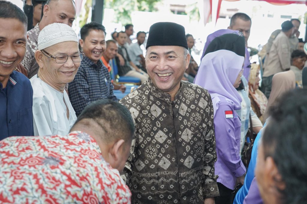 IMG-20240405-WA0033-1024x681 Usai Salat Id, Pj Bupati Apriyadi Buka Rumah Dinas untuk Halal Bihalal dengan Warga Muba