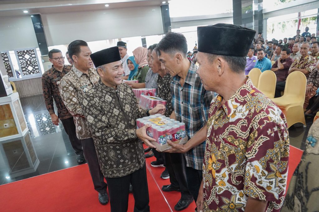 IMG-20240405-WA0035-1024x681 Sambut Lebaran, Pj Bupati Apriyadi Beri Bingkisan untuk RT RW dan Kadus di Sekayu
