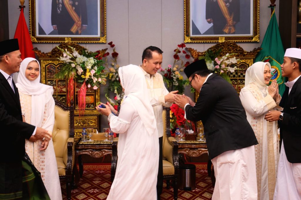 IMG-20240410-WA0170-1024x682 Pj Gubernur Agus Fatoni Bersama Pj Ketua TP PKK Tyas Fatoni dan Keluarga Gelar Open House Hari Raya Idul Fitri 2024 di Griya Agung
