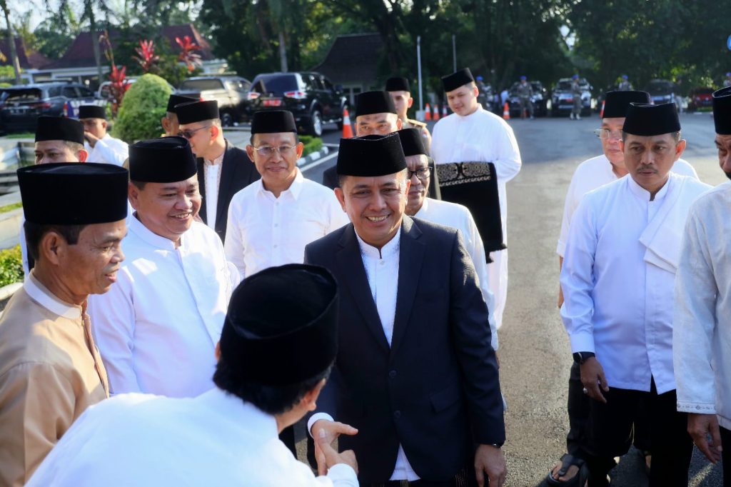 IMG-20240410-WA0179-1024x682 Pj Gubernur Agus Fatoni dan Keluarga Salat Ied Berjamaah bersama Masyarakat Sumsel di Halaman Griya Agung