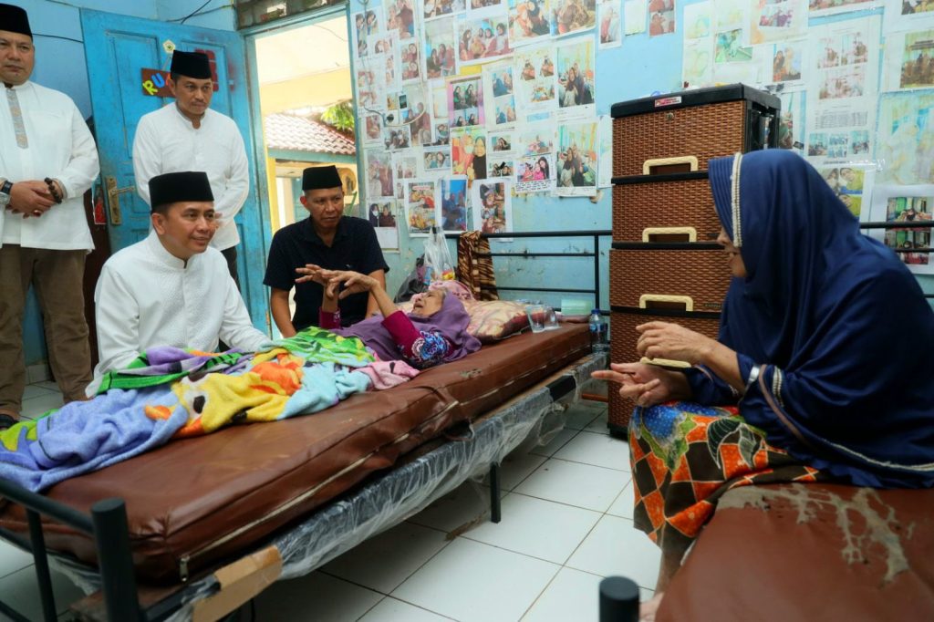 IMG-20240413-WA0109-1024x682 Hari Lebaran Pj Gubernur Sumsel Agus Fatoni Kunjungi Panti Jompo Berikan Bantuan dan Santunan