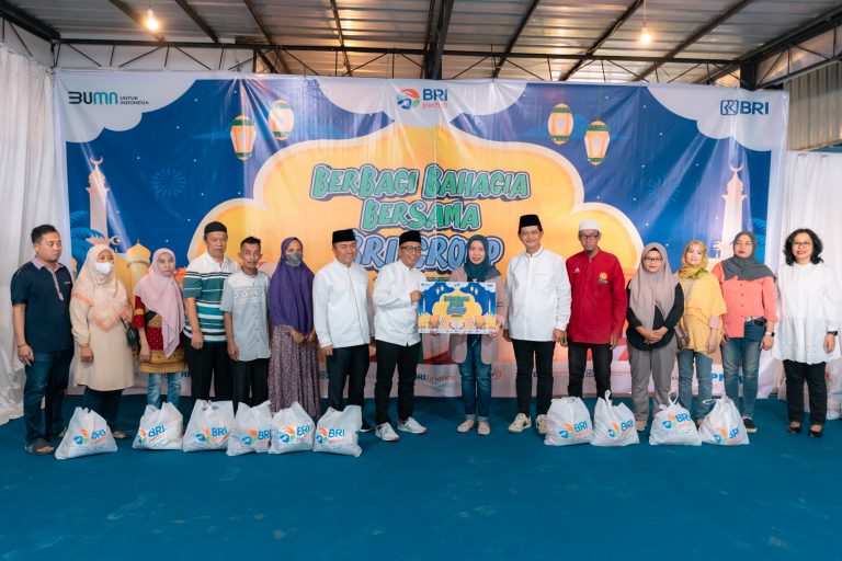 PRY08067-768x512-1 BRI Regional Office Palembang Bagikan Ribuan Sembako dan Santuni Anak Yatim