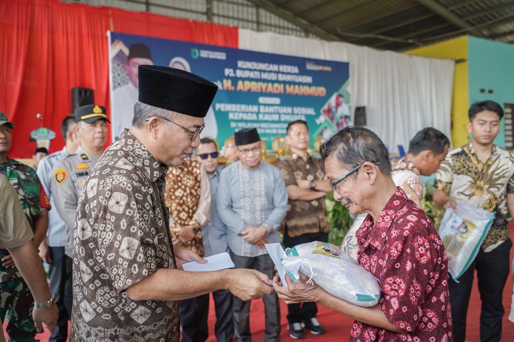 a3-1024x681 Sambut Lebaran, Apriyadi Boyong Paket Sembako dan THR untuk Kaum Dhuafa di Desa Lumpatan
