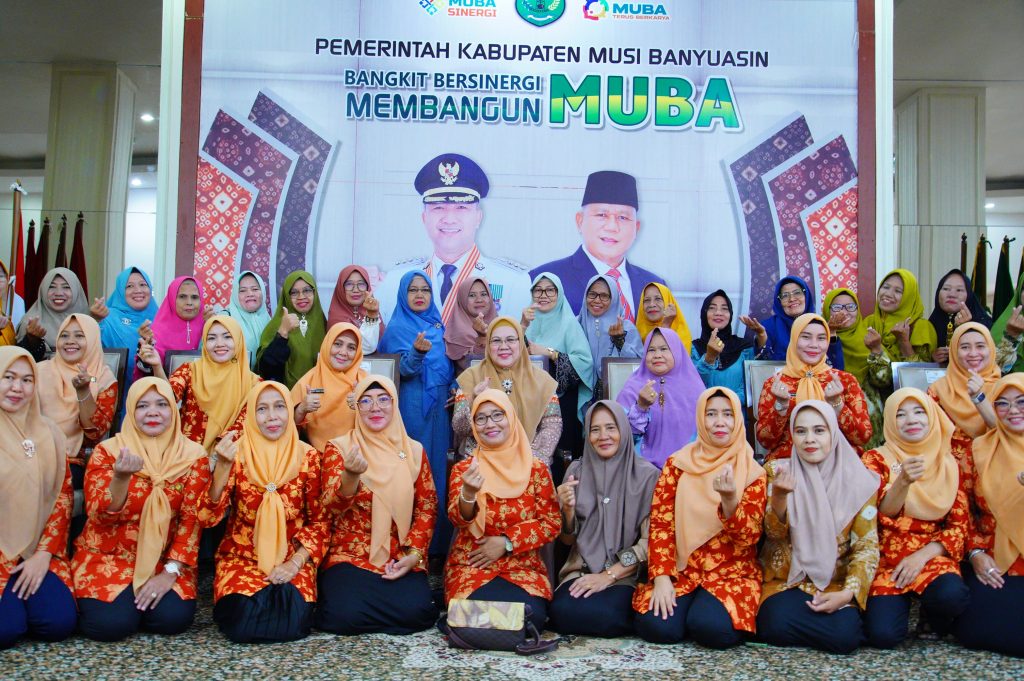 a3-3-1024x681 Senyum Ibu-ibu Pengajian Terima Bingkisan dari DWP Muba Jelang Lebaran