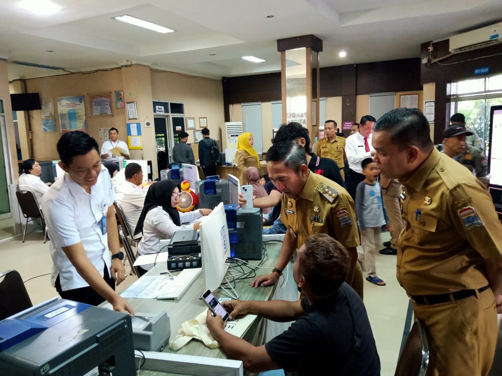 a3-6-1024x768 Hari Pertama Masuk Kerja, Pj Walikota Ratu Dewa Sidak Pastikan Beri Pelayanan Terbaik