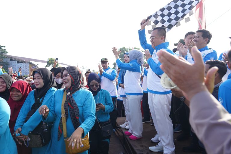 a4-8 Meriahkan HUT ke-22 Kabupaten Banyuasin, Hani Syopiar Rustam Lepas Peserta Jalan Santai