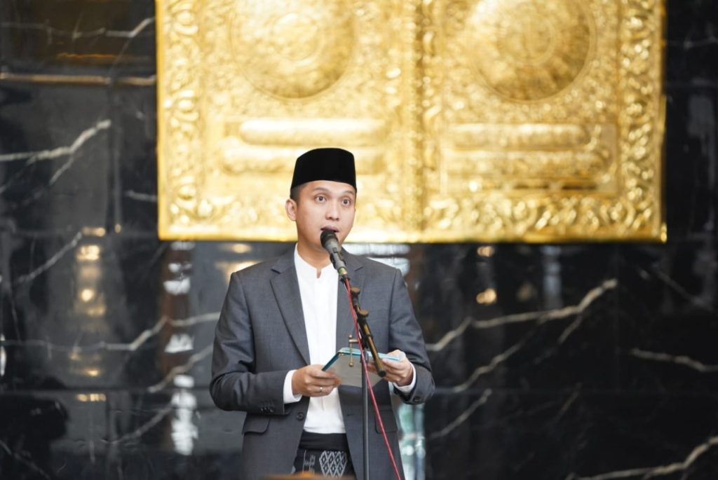 bupati-ogan-ilir-sholat-idul-fitri-bersama-masyarakat-di-masjid-agung-an-nur-tanjung-senai-1024x685 Bupati Panca Wijaya Akbar, SH Shalat Idul Fitri di Masjid Agung An-Nur Tanjung Senai