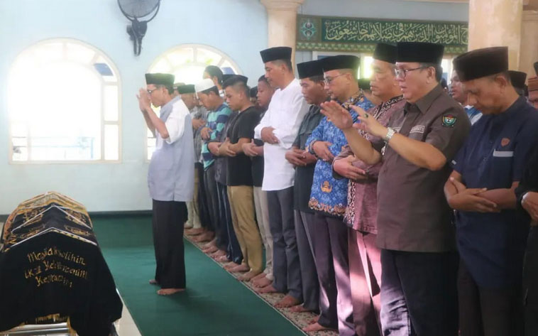 c2 Pj. Bupati Iringi Prosesi Persemayaman Kepala UPTD BLK