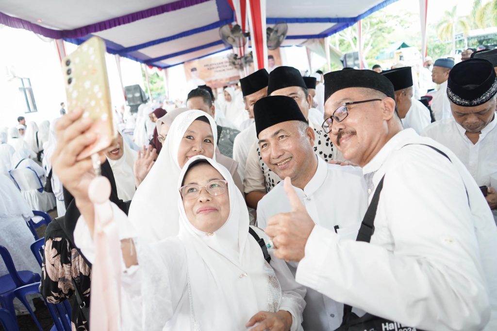 IMG-20240510-WA0066-1024x681 Rogoh Kocek Pribadi, Apriyadi Beri Uang Saku 300 Riyal ke Tiap JCH Asal Muba