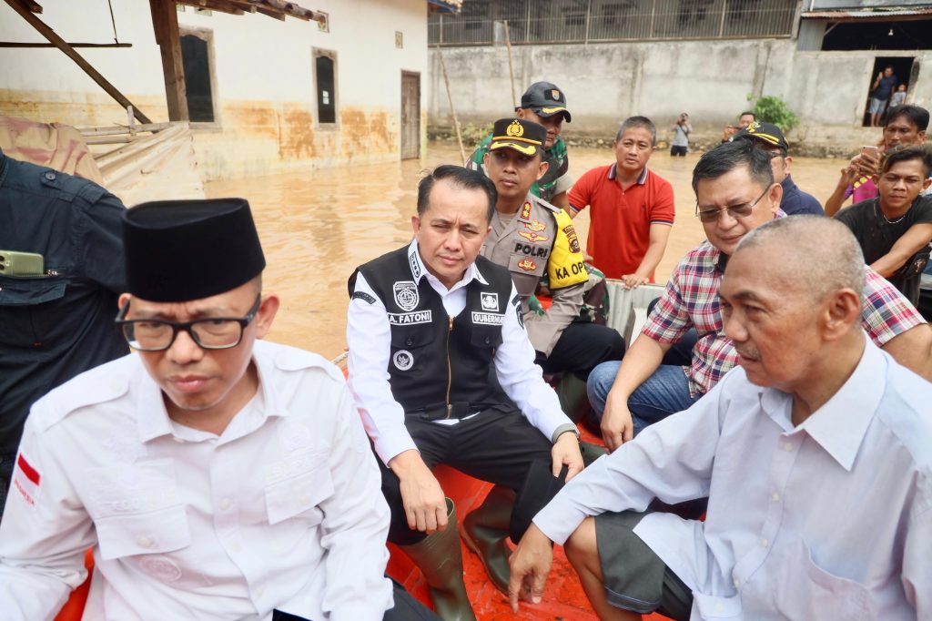 IMG-20240526-WA0006-1024x682 Beri Bantuan, Pj Gubernur Gunakan Perahu Karet Tinjau Lokasi Banjir OKU