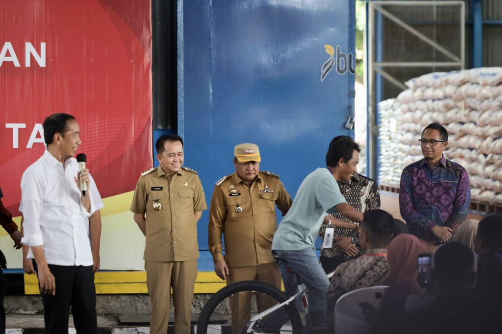 a3-12-1024x682 Presiden Jokowi bersama Pj Gubernur Agus Fatoni Salurkan Bantuan Pangan