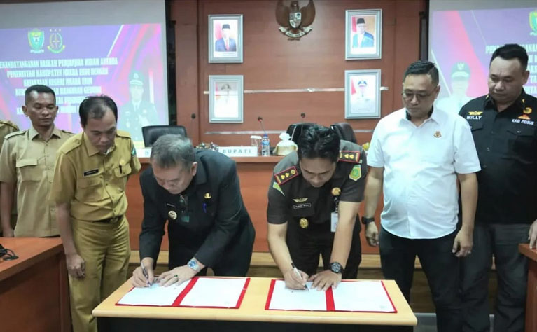 a4 Pj. Bupati Tandatangani NPHD Kantor Baru Kejaksaan Negeri Muara Enim