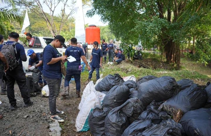 IMG-20240624-WA0157 Jaga Lingkungan, PTBA Ajak Masyarakat Bersih-bersih Sungai Enim