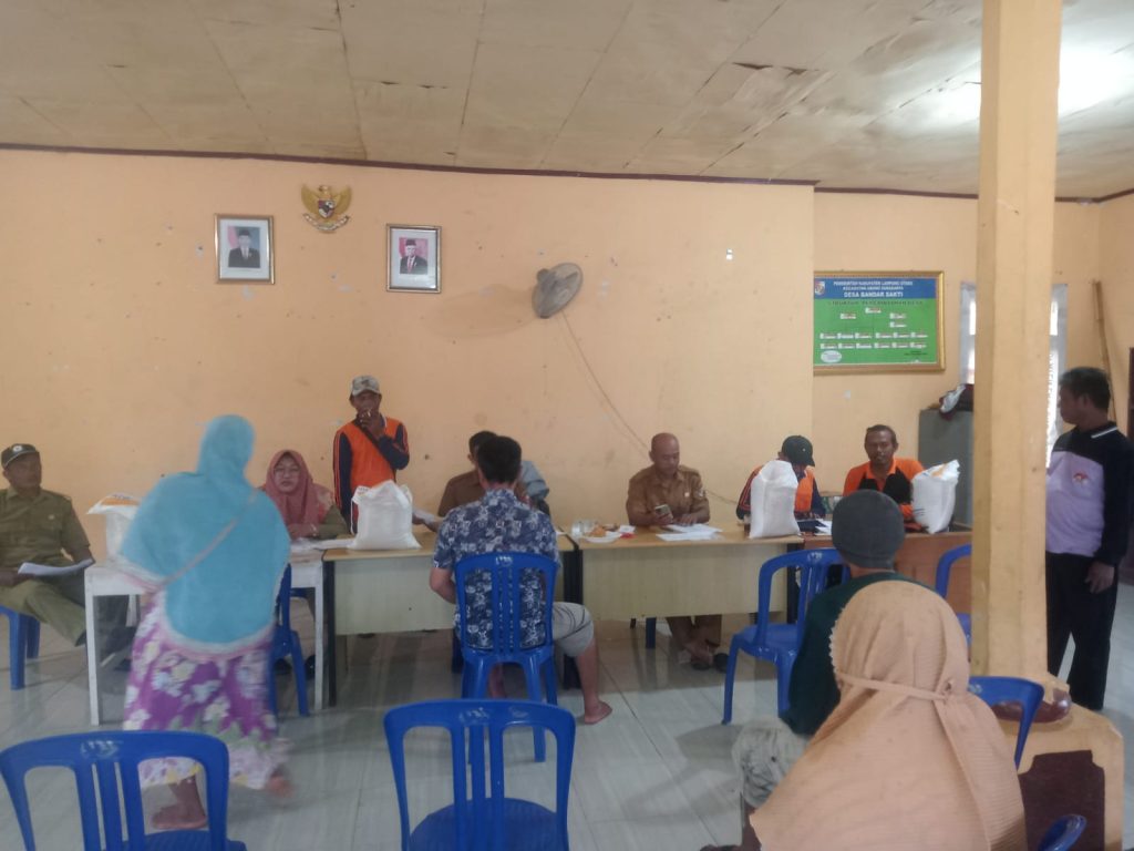 IMG-20240625-WA0009-1024x768 Bagikan Beras Bansos di Desa  Bandar Sakti, Diharapkan Ringankan Beban Masyarakat